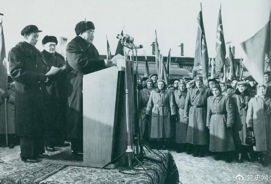 1956年1月30日，朱德訪問波蘭，在華沙中央車站發表演說。