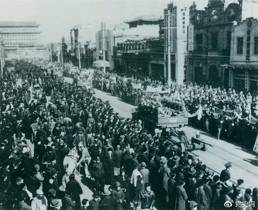 1949年1月31日，北平和平解放。圖為人民解放軍舉行入城式。