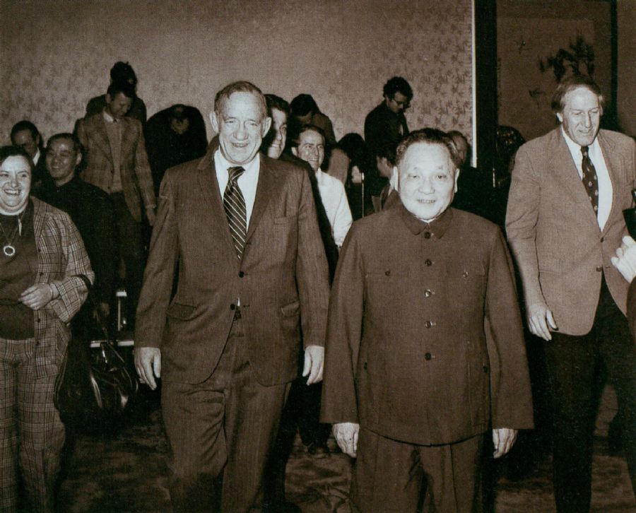 1979年1月2日，邓小平会见以美国民主党众议员托马斯・路・阿什利为团长的美国众议院银行、财政和城市事务委员会访华团。