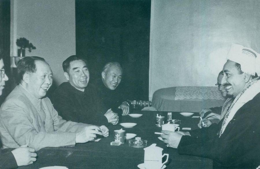 1958年1月3日，周恩來陪同毛澤東在杭州會見也門王國副首相兼外交大臣和國防大臣巴德爾王太子（右一）及其隨行人員。