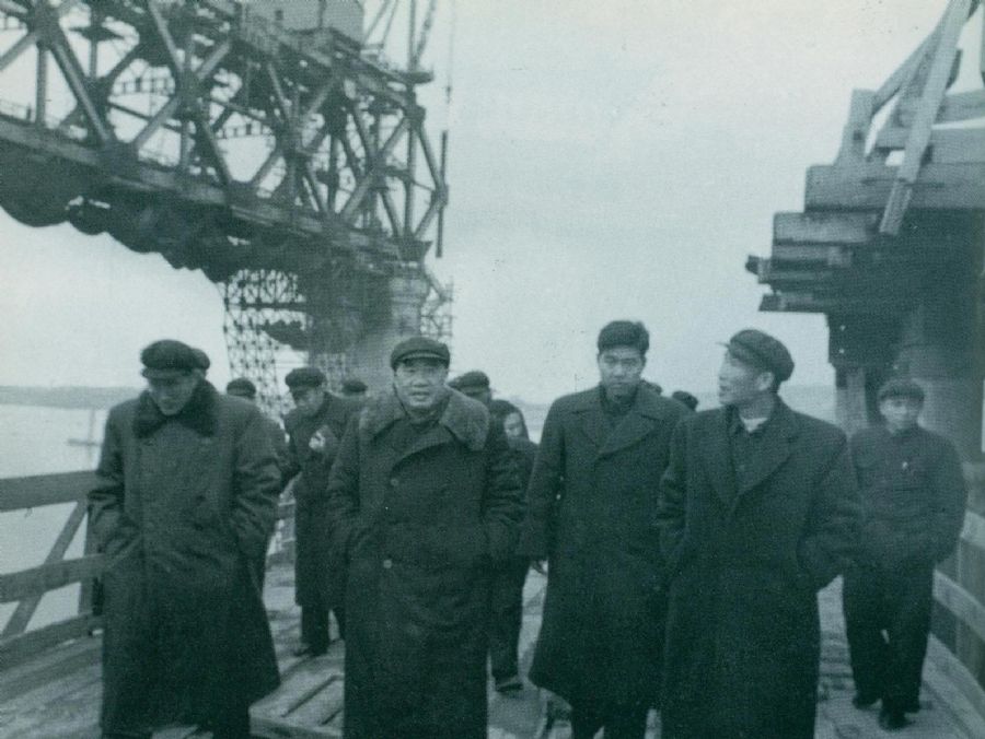 1957年1月8日，朱德在湖北视察建设中的武汉长江大桥。