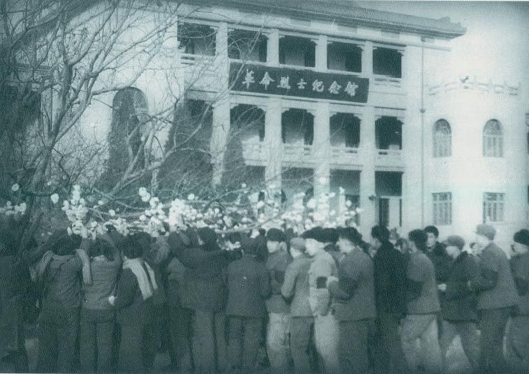 1976年1月8日，周恩来逝世后，天津人民在水上公园烈士陵园组织悼念活动并将佩戴的小白花系在柏树上。
