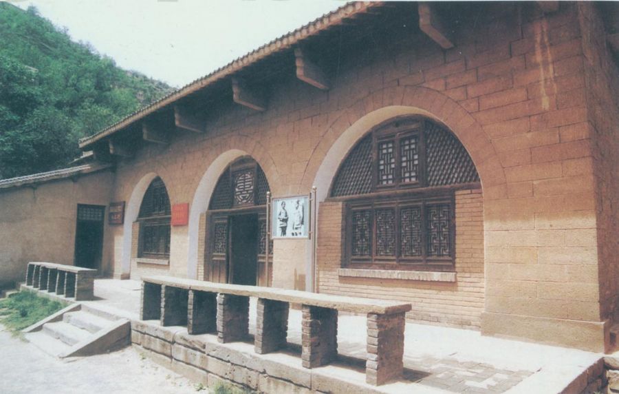 凤凰山革命旧址，位于延安城内，是中共中央1937年1月13日进驻延安后的第一个驻地。
