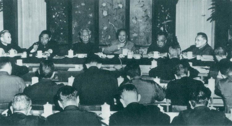 1961年1月14日至18日，中國共產黨在北京召開八屆九中全會。圖為毛澤東在會上講話。