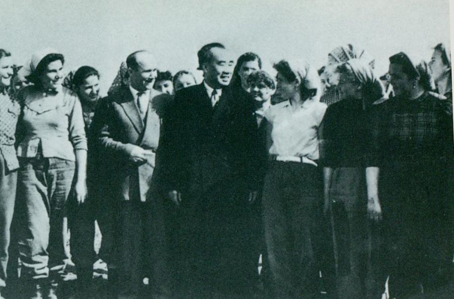 1956年1月16日，朱德參觀匈牙利人民共和國拉科什恰巴米丘林農業生產合作社，並與社員合影。