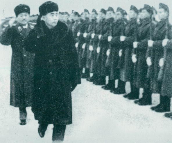 1957年1月16日，周恩來、賀龍檢閱匈牙利人民軍儀仗隊。