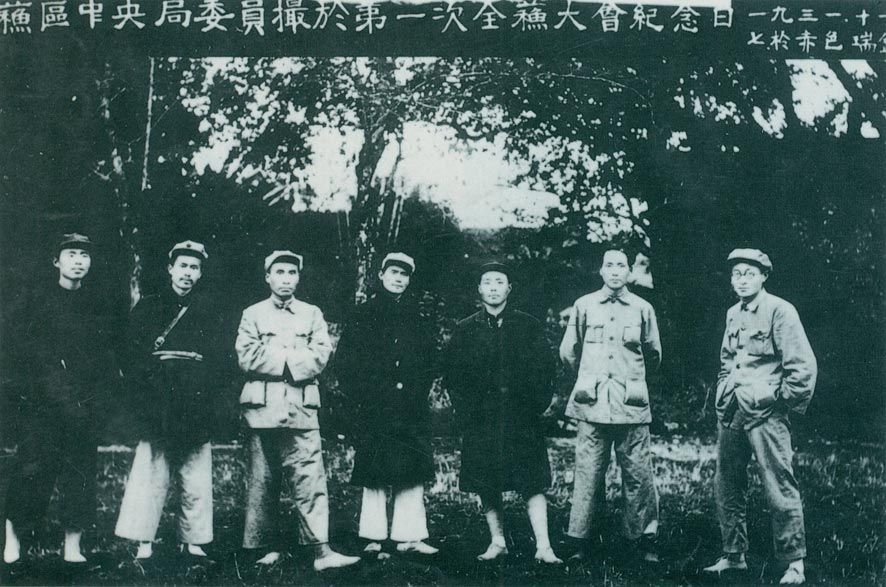 1931年1月15日，中共蘇區中央局在中央蘇區的寧都縣小布成立。圖為蘇區中央局委員合影。