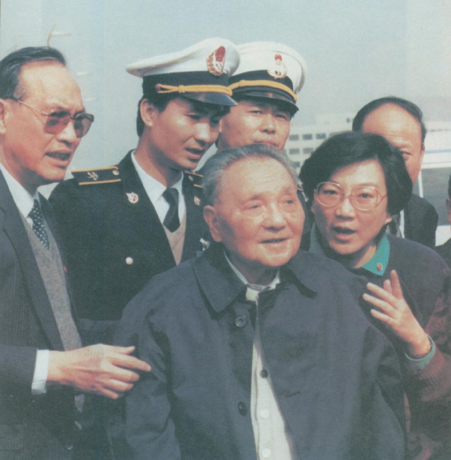 1992年1月19日，鄧小平來到深圳皇崗口岸，他深情地眺望對岸的香港。