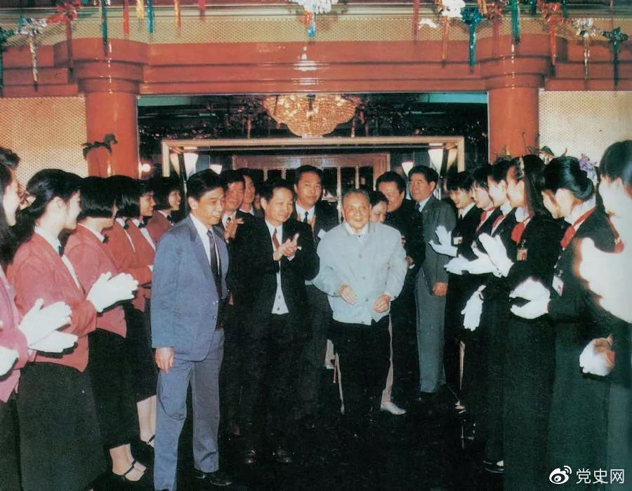 1992年1月20日，邓小平来到深圳国贸大厦，受到大厦员工的热烈欢迎。