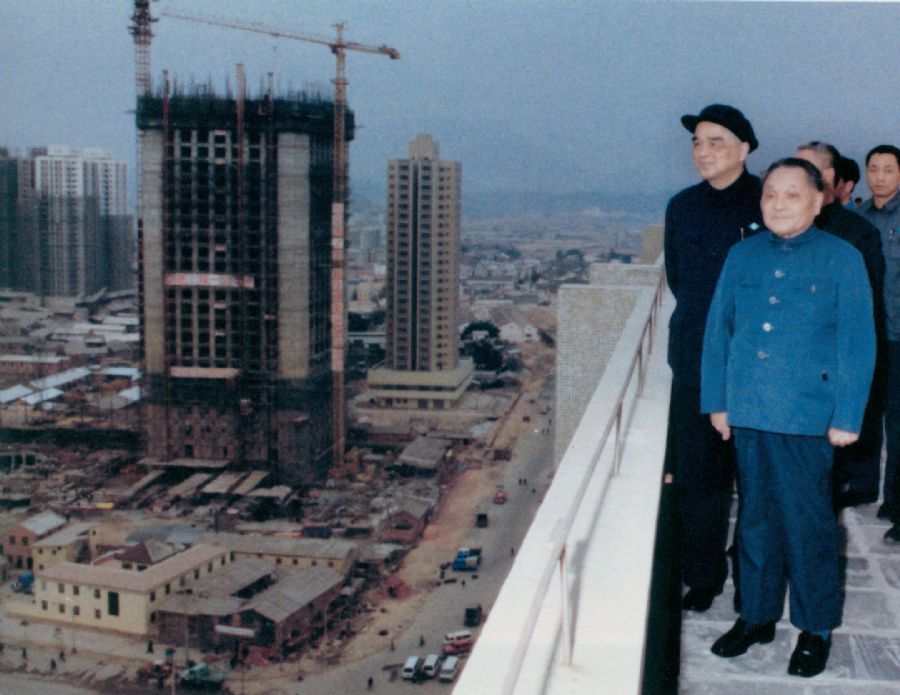1984年1月24日，鄧小平在深圳國商大廈樓頂俯瞰建設中的深圳全貌。