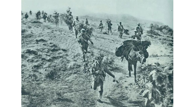 图为1947年5月在孟良崮战役中，华东野战军向孟良崮挺进。