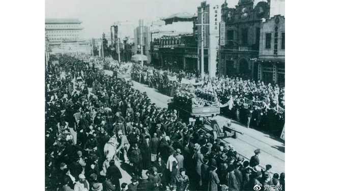1949年1月31日，北平和平解放。圖為人民解放軍舉行入城式。