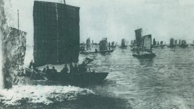 1949年4月20日晚和21日，第二、三野战军发起渡江战役，迅速突破国民党军的长江防线。