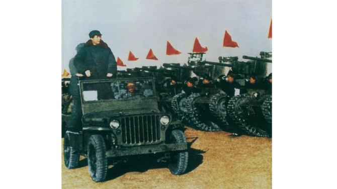 图为毛泽东在北平西苑机场检阅中国人民解放军装甲部队。