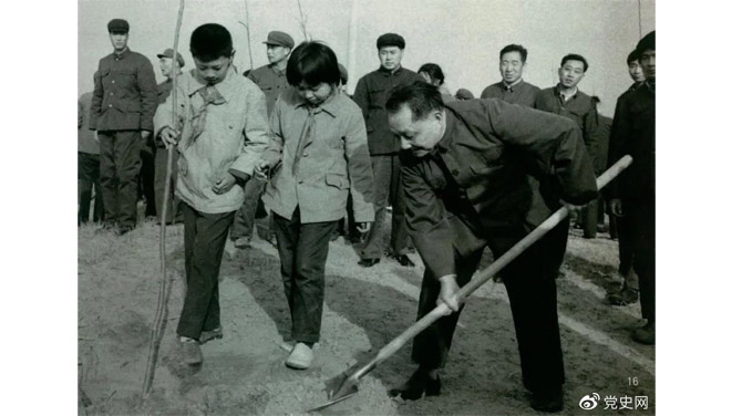 1979年3月12日，鄧小平到北京大興縣龐各庄參加植樹活動。