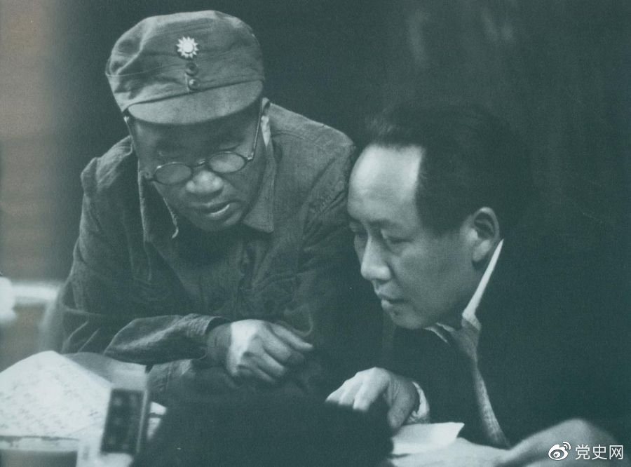 1945年4月，毛澤東和朱德在中國共產黨第七次全國代表大會上。