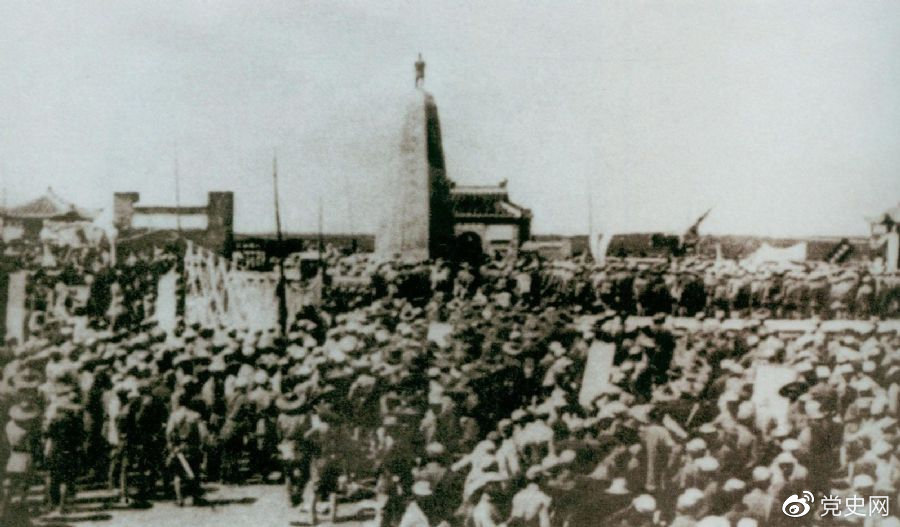 1931年6月，紅七軍到達中央革命根據地江西興國縣，編入彭德懷率領的紅三軍團。圖為當時會師的情形。