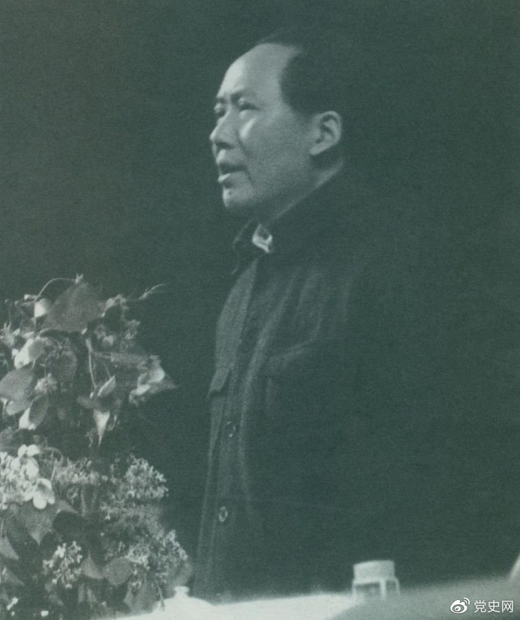 1945年6月11日，毛澤東在中國共產黨第七次全國代表大會上致閉幕詞。