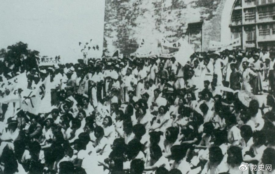 1936年6月13日，北平學生與市民在鼓樓前舉行聲勢浩大的抗日集會。