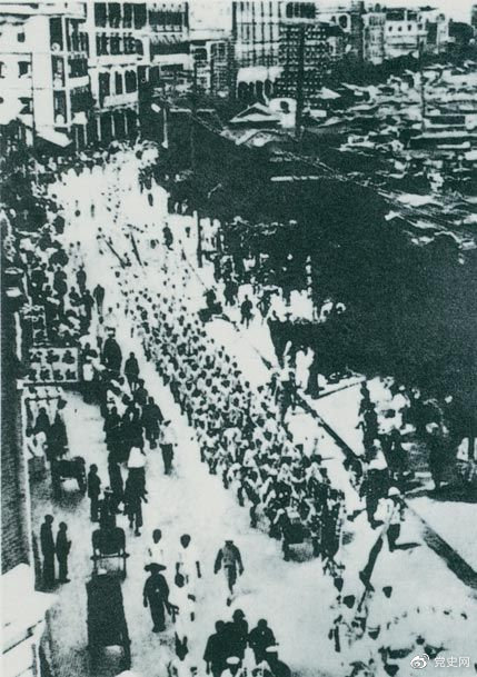 從1925年6月19日起，香港和廣州租界的20萬工人舉行罷工，聲援上海人民的反帝斗爭。23日，廣州和由香港回廣州的工人10萬余人舉行大游行，在沙基慘遭英、法帝國主義的鎮壓。圖為當時的游行隊伍。