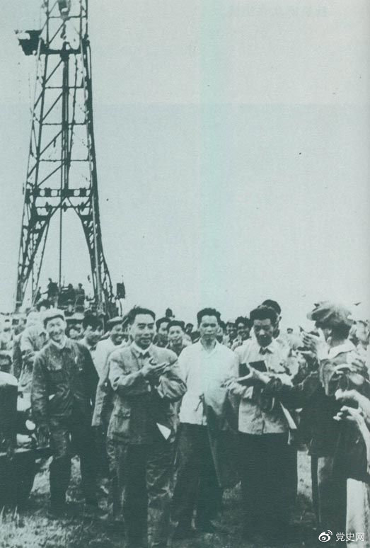 1962年6月，周恩來到大慶視察。這是在1202鑽井隊現場參觀。 