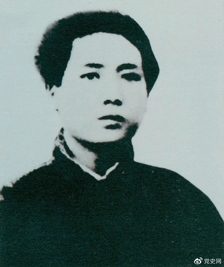 1921年7月，毛澤東赴上海參加中國共產黨第一次代表大會，成為黨的創始人之一。