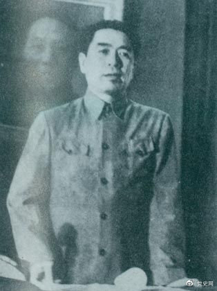 1949年7月6日，周恩來出席中華全國文學藝術工作者代表大會。圖為周恩來在會上作政治報告。