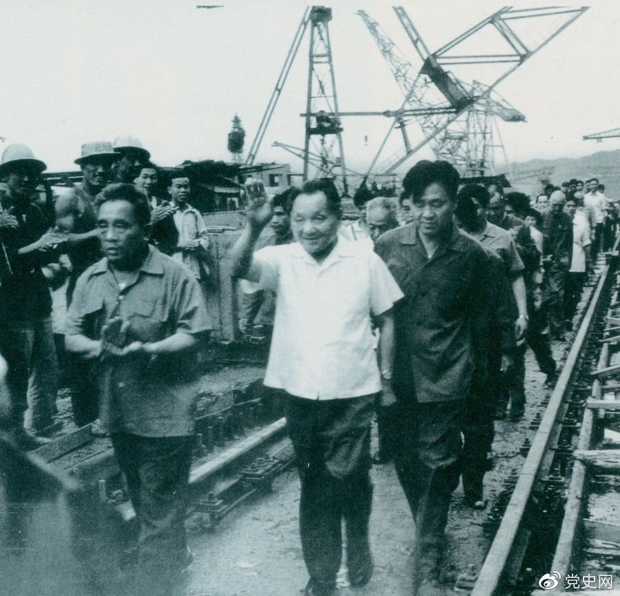 1980年7月12日，鄧小平到葛洲壩水利樞紐工程視察。