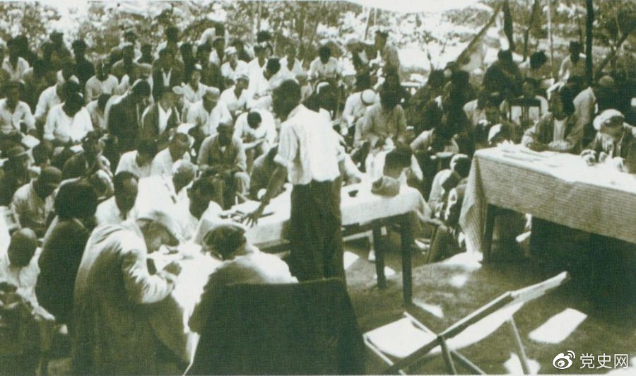 1947年7月17日至9月13日，全國土地會議在河北西柏坡召開。劉少奇主持會議並在會上作報告。
