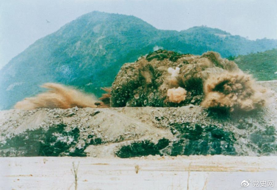 1979年7月20日，深圳蛇口工業區的建設者點燃開山炮時的場面。
