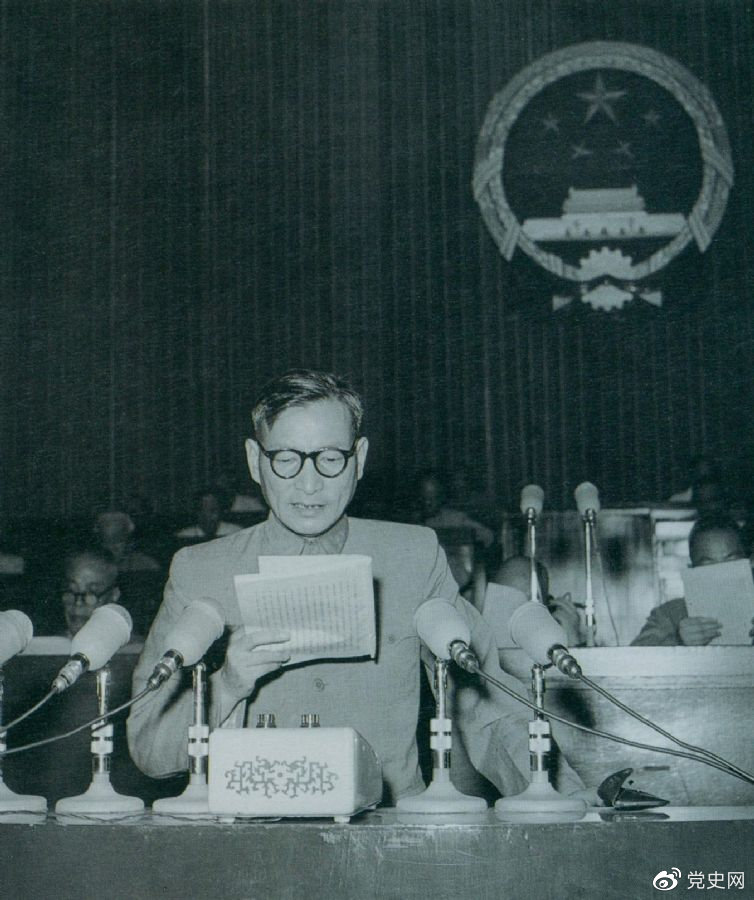 1955年7月，陳雲在一屆全國人大二次會議上作堅持和改進糧食統購統銷工作的報告。