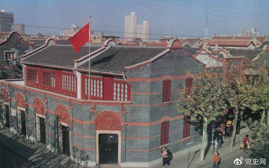 1921年7月23日 中國共產黨第一次全國代表大會在上海法租界望志路106號（今興業路76號）開幕。最后一天的會議轉移到浙江嘉興南湖的游船上舉行。 圖為中共一大會址。