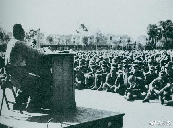 1949年7月，朱德在北平給第四野戰軍南下工作團講話。