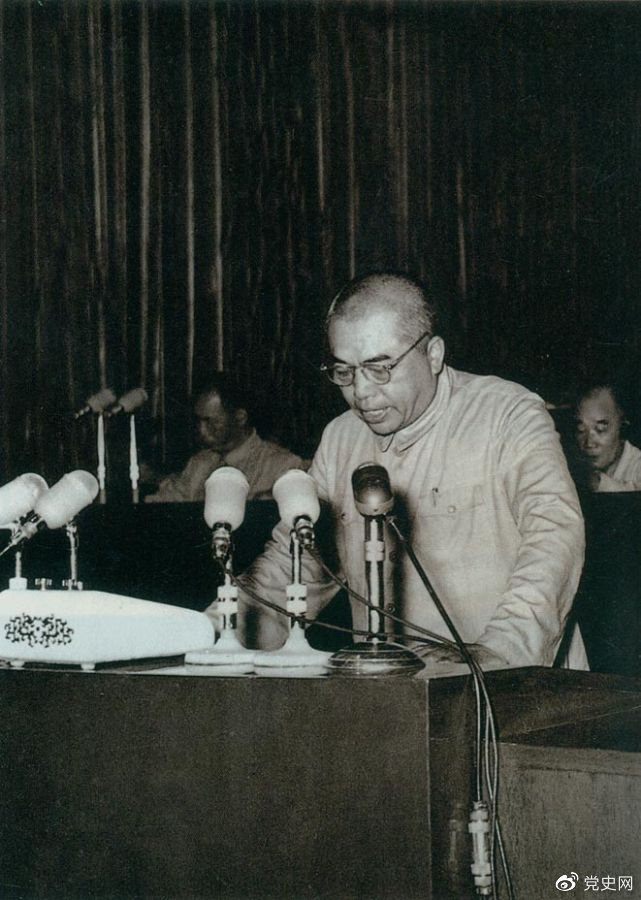 1955年7月30日，一屆全國人大二次會議通過《中華人民共和國兵役法》。圖為國防部部長彭德懷在會上作報告。