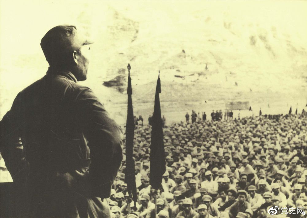 1937年8月后，朱德任中共中央軍委副主席、中央軍委華北軍分會書記、國民革命軍第八路軍總指揮（后為第十八集團軍總司令），指揮八路軍開赴華北抗日前線。圖為朱德對即將開赴前線的八路軍將士講話。