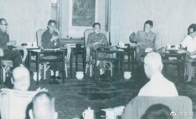 1977年8月4日—8日，鄧小平主持召開科學和教育工作座談會。