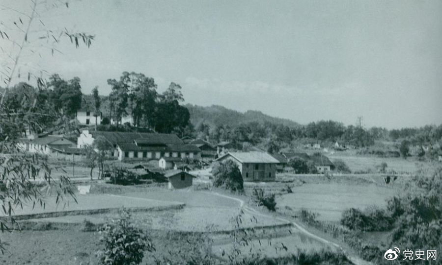 1934年8月，任弼時等率紅六軍團9700余人，從橫石和新江口出發，開始西征。圖為江西遂川縣橫石。