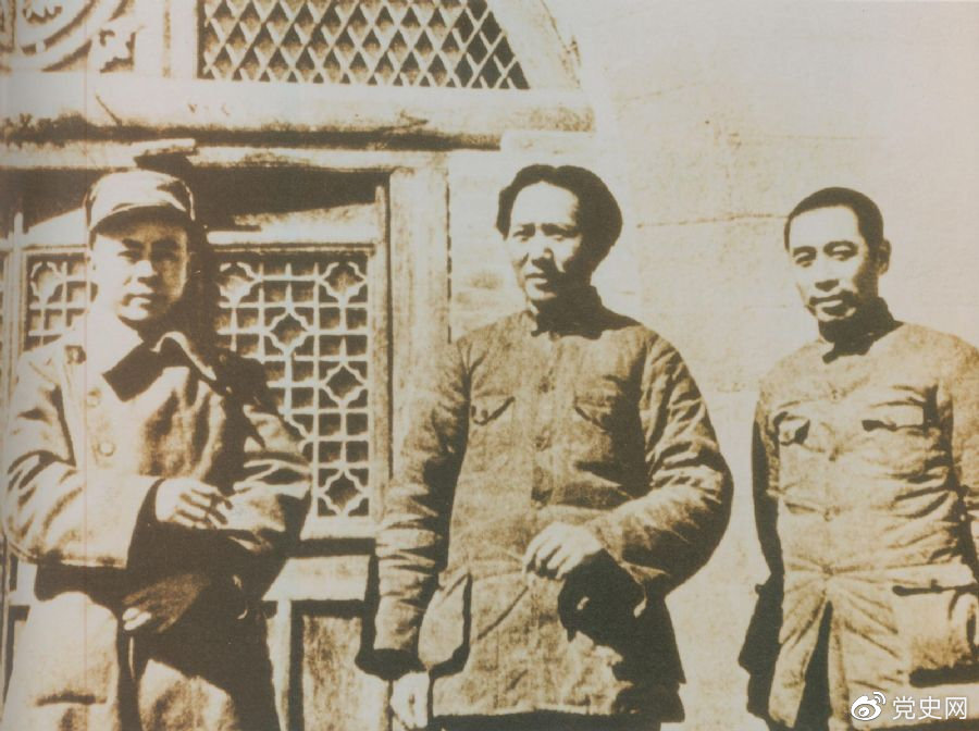 洛川會議上組成了新的中共中央革命軍事委員會，毛澤東為書記（亦稱主席）。這是毛澤東、周恩來和任弼時的合影。