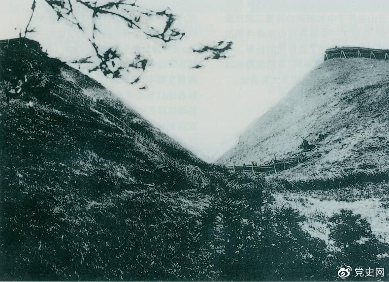 井岡山黃洋界哨口。1928年8月30日，紅軍以不足一個營的兵力，在這裡擊退湘贛敵軍的進攻，取得黃洋界保衛戰的勝利。至11月，紅軍又打破了兩省敵軍對井岡山根據地的第二次“會剿”。