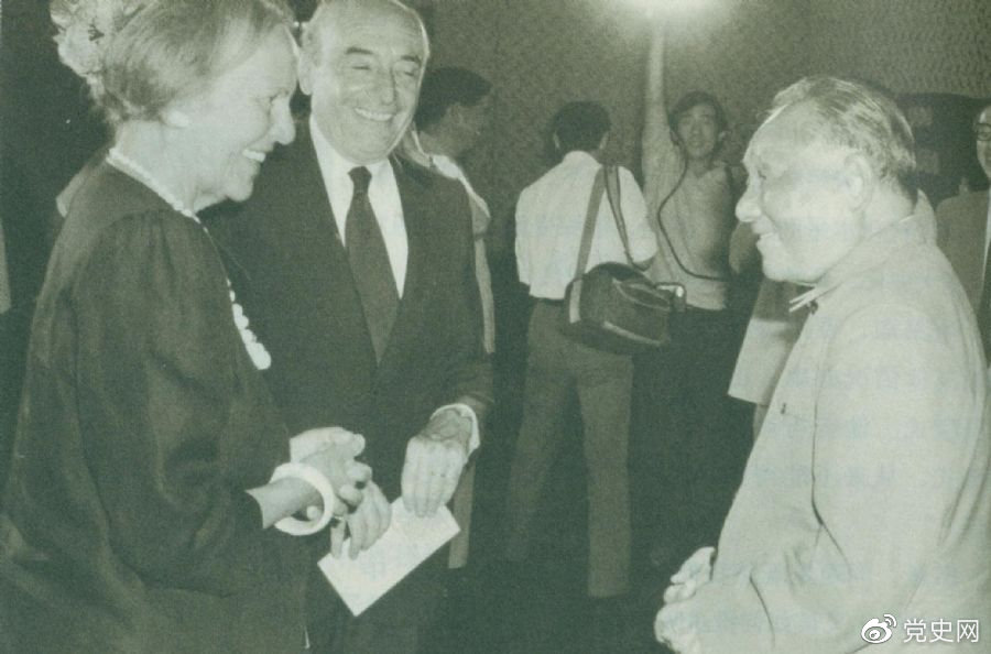 1987年8月29日，鄧小平在會見意大利共產黨領導人約蒂和贊蓋裡時指出，中國處在社會主義初級階段。