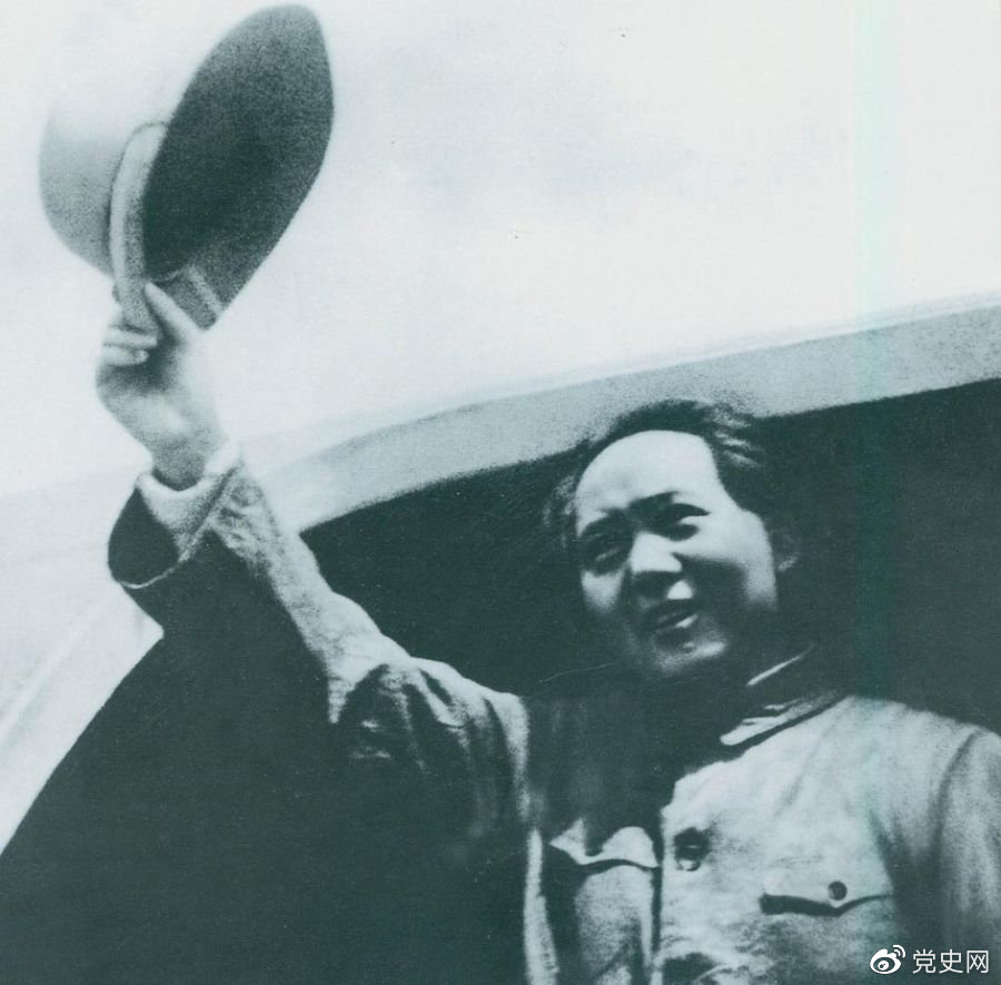 1945年8月28日，毛澤東飛赴重慶時，向前來歡送的延安軍民揮手告別。