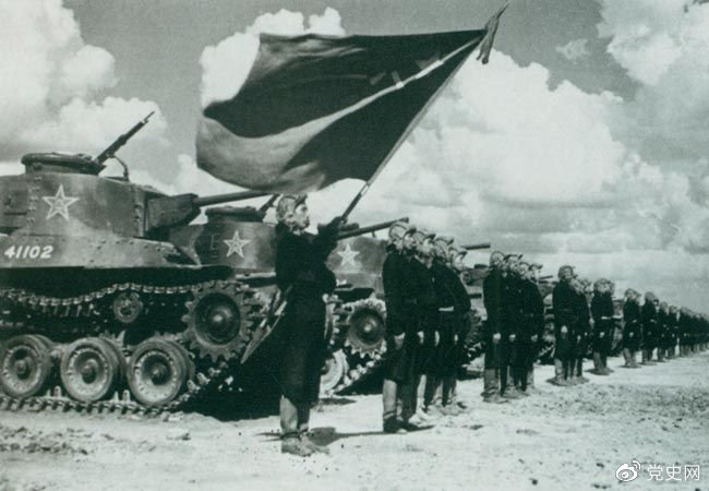1950年9月，中國人民解放軍裝甲兵領導機構在北京成立。圖為坦克部隊陣容。