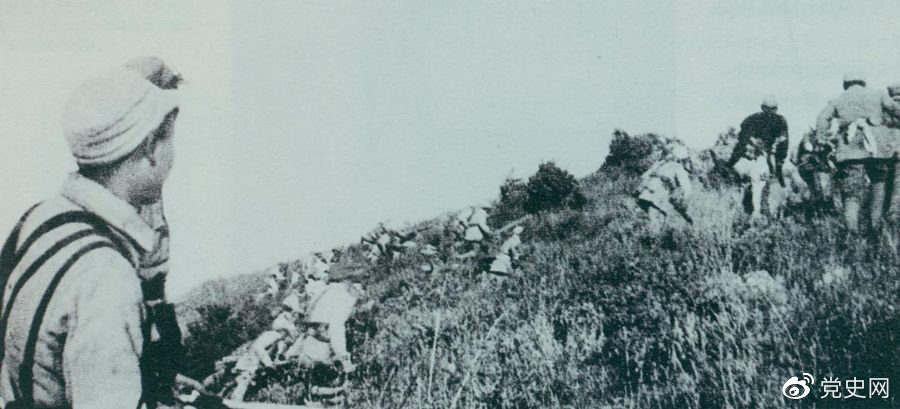 重庆谈判期间，为了反击国民党军队的进攻，刘伯承、邓小平于1945年9月发起上党战役。图为晋冀鲁豫军区部队正向老爷岭冲锋。