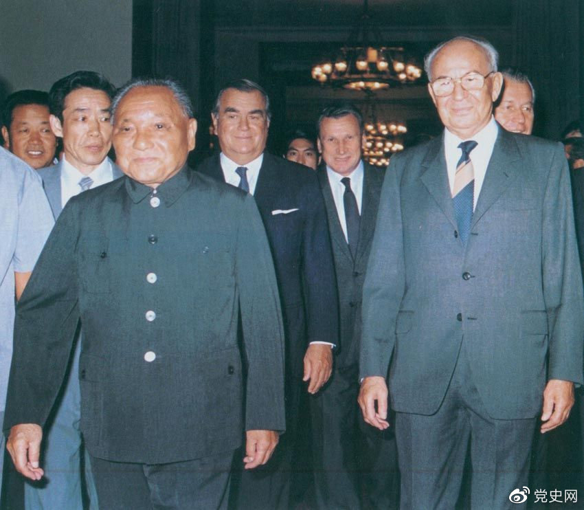 1988年9月5日，鄧小平在會見捷克斯洛伐克總統胡薩克時提出科學技術是第一生產力。