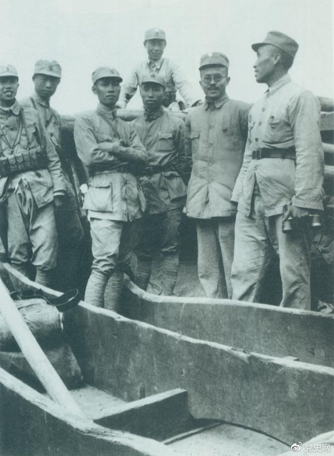 1937年9月，八路軍部分領導人率部東渡黃河，開赴抗日前線。圖為渡船上的八路軍領導人，前排右起：朱德、任弼時、左權。