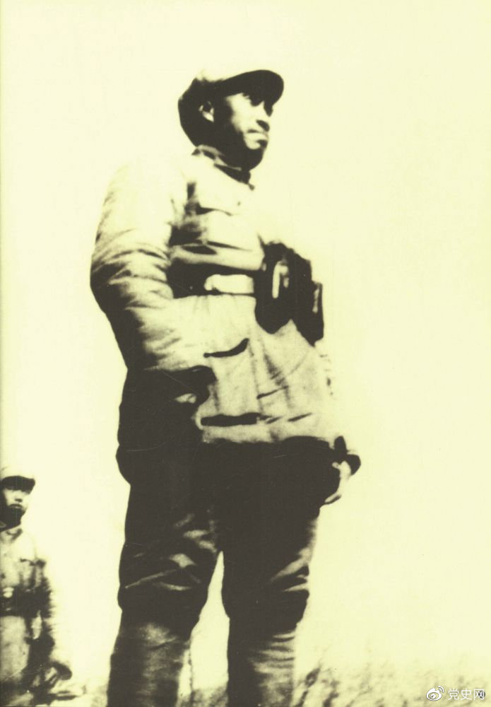 1937年9月至1940年5月，朱德指揮八路軍在華北廣泛開展游擊戰爭，放手發動群眾，創建抗日根據地。圖為朱德在華北前線。