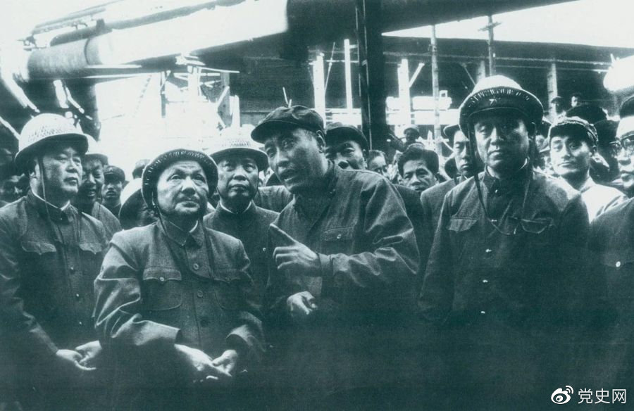 1978年9月18日，鄧小平視察鞍山鋼鐵廠。