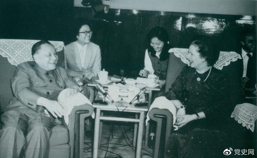 1982年9月24日，鄧小平會見英國首相撒切爾夫人。