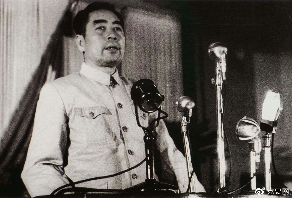 1949年9月22日，周恩來在中國人民政治協商會議第一屆全體會議上作關於共同綱領草案的起草經過和特點的報告。