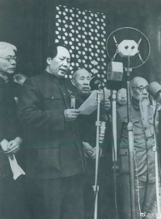 開國大典。1949年10月1日，毛澤東在天安門城樓上庄嚴宣告：中華人民共和國中央人民政府今天成立了！